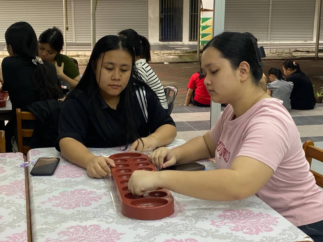 Aktiviti permainan congkak di YAHOS School of Skills Metrocity