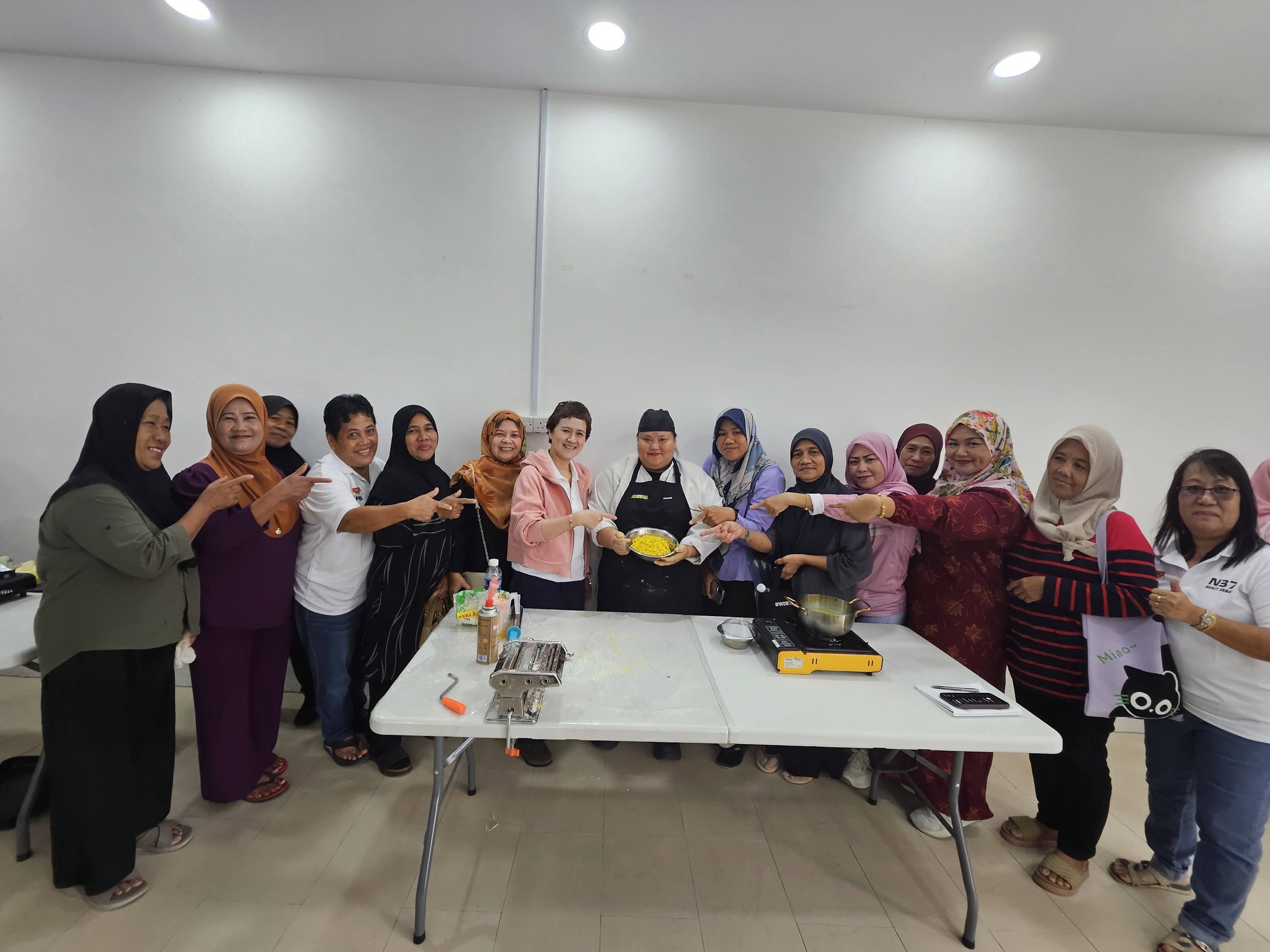 Khidmat Komuniti Yahos School of Skills: Wanita Komuniti N37 Bukit Saban Kuasai Kemahiran Pembuatan Mee Kuning