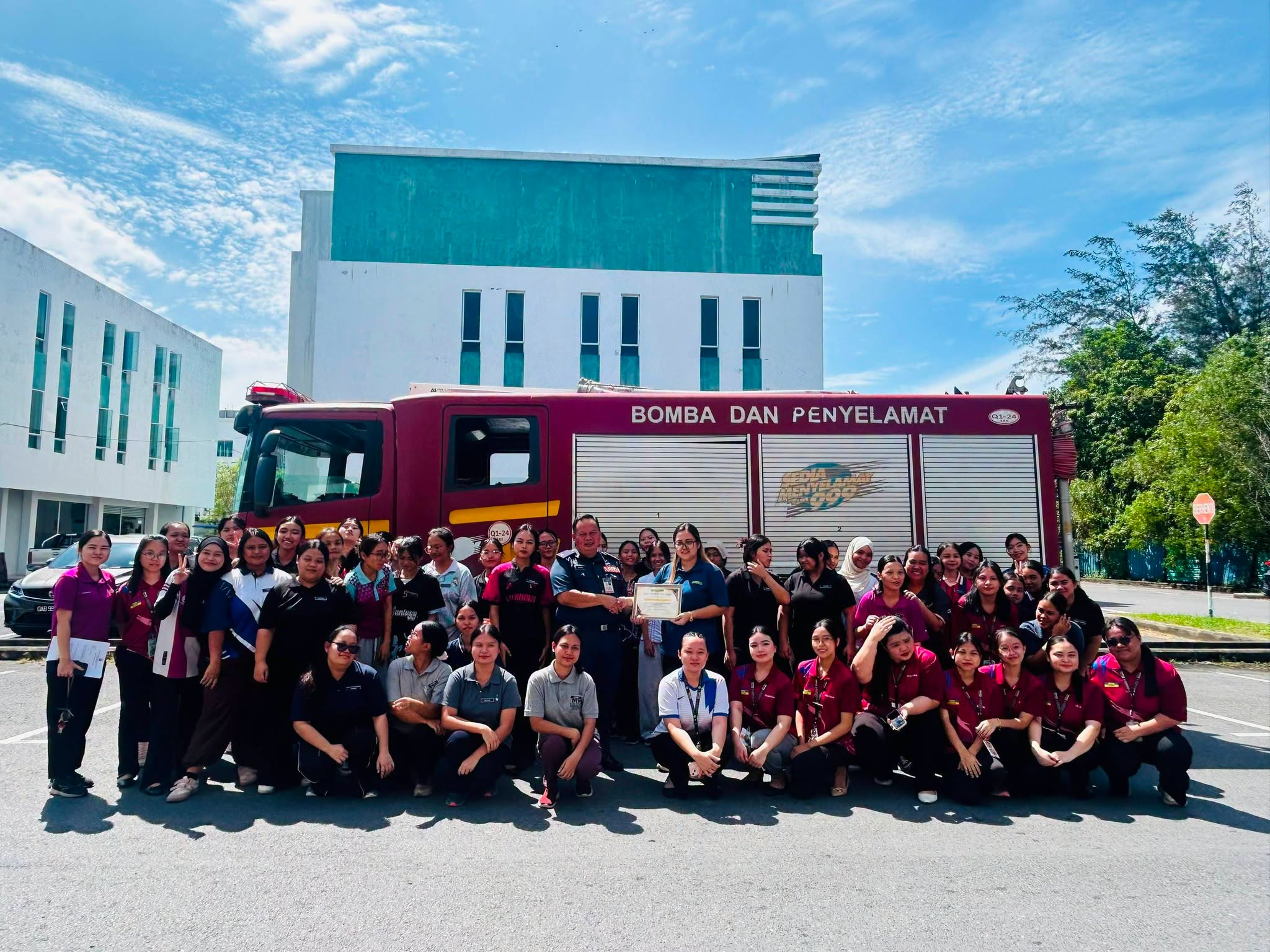 Ceramah, demonstrasi keselamatan kebakaran bersama warga Yahos School of Skills Miri.